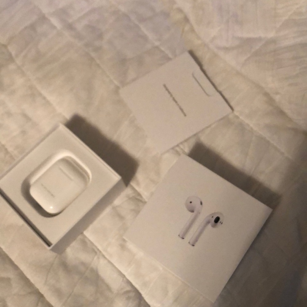 AirPods - Picture 3 of 3